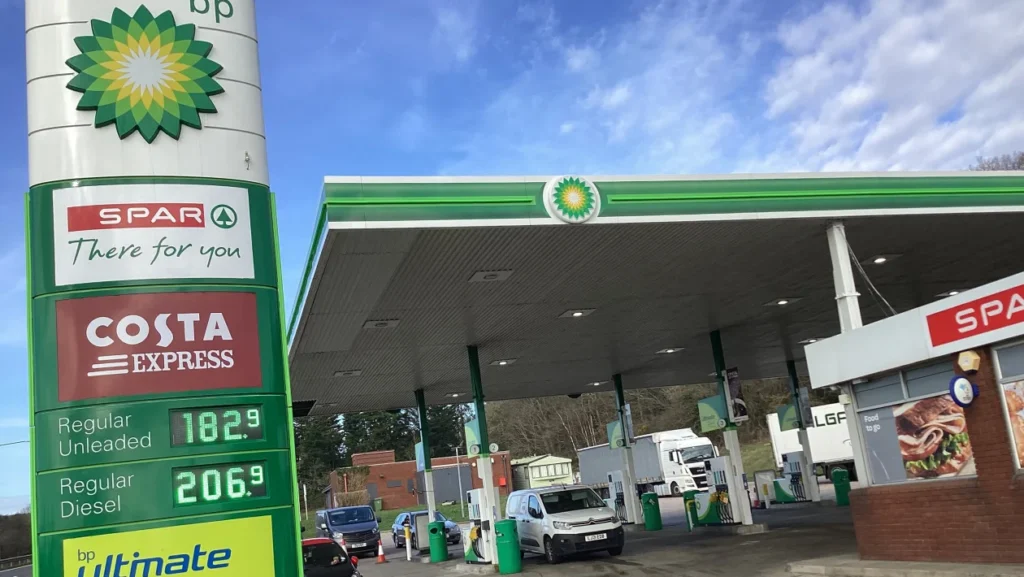 UK Fuel Prices Analysis 2026: Petrol 136.53p, Diesel 148.35p – How Much Oil the UK Uses Per Day and Can Prices Rise?