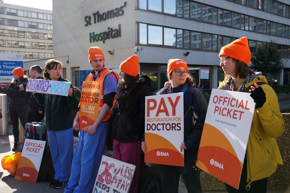 UK Resident Junior Doctors in England to Strike for 6 Days After Easter Bank Holiday